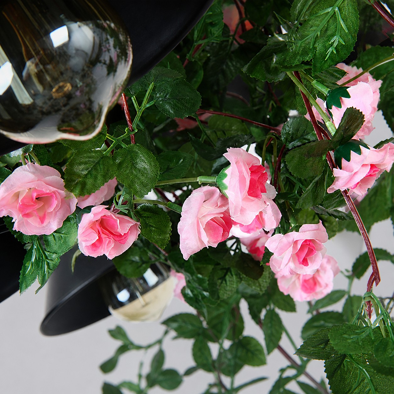 Geschichtete Blätter und Blumendekoration