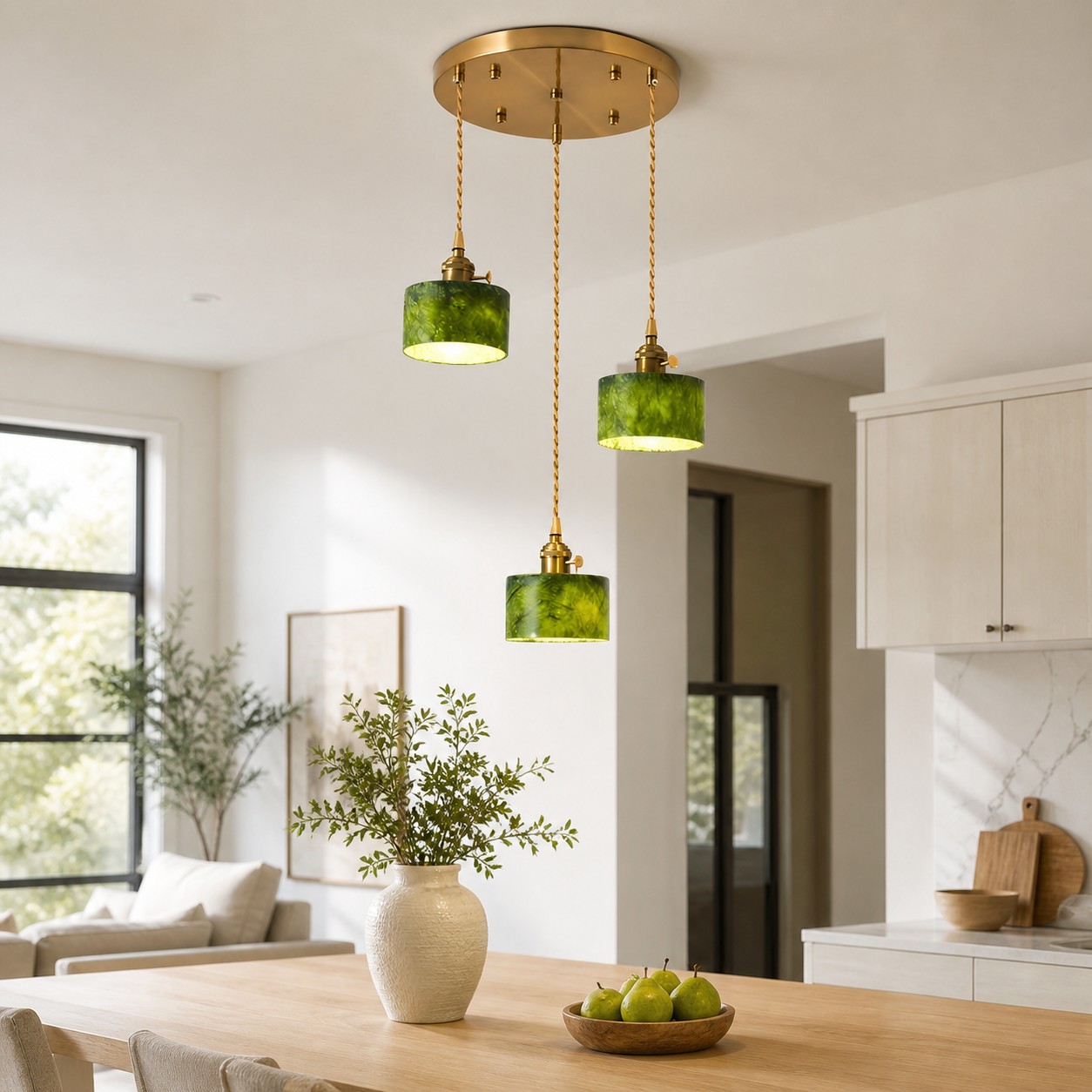 Lámpara colgante de tres luces Green Jade en un ambiente de habitación.