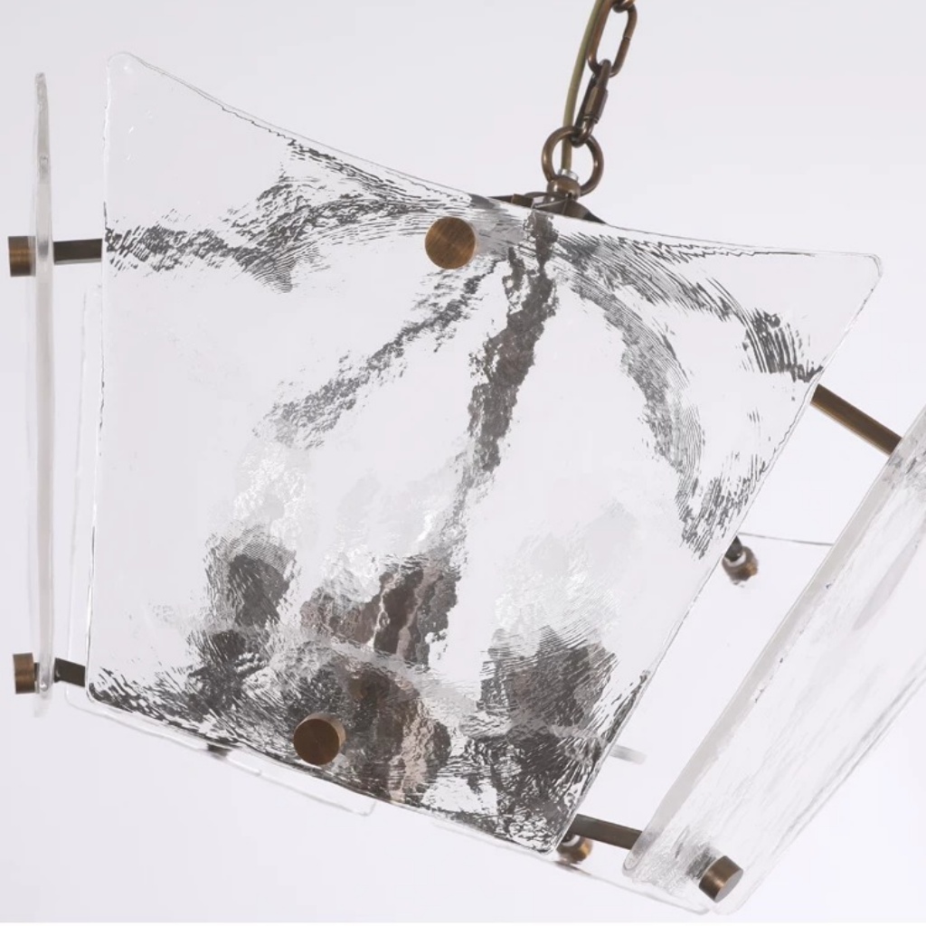 Detalle de la lámpara de araña con panel de vidrio texturizado tipo jaula 2
