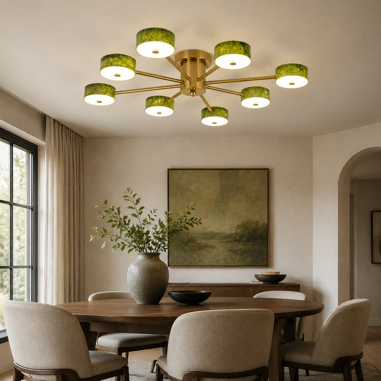 Een radiale plafondlamp in de kleur groen jade, geïnstalleerd boven een eettafel.