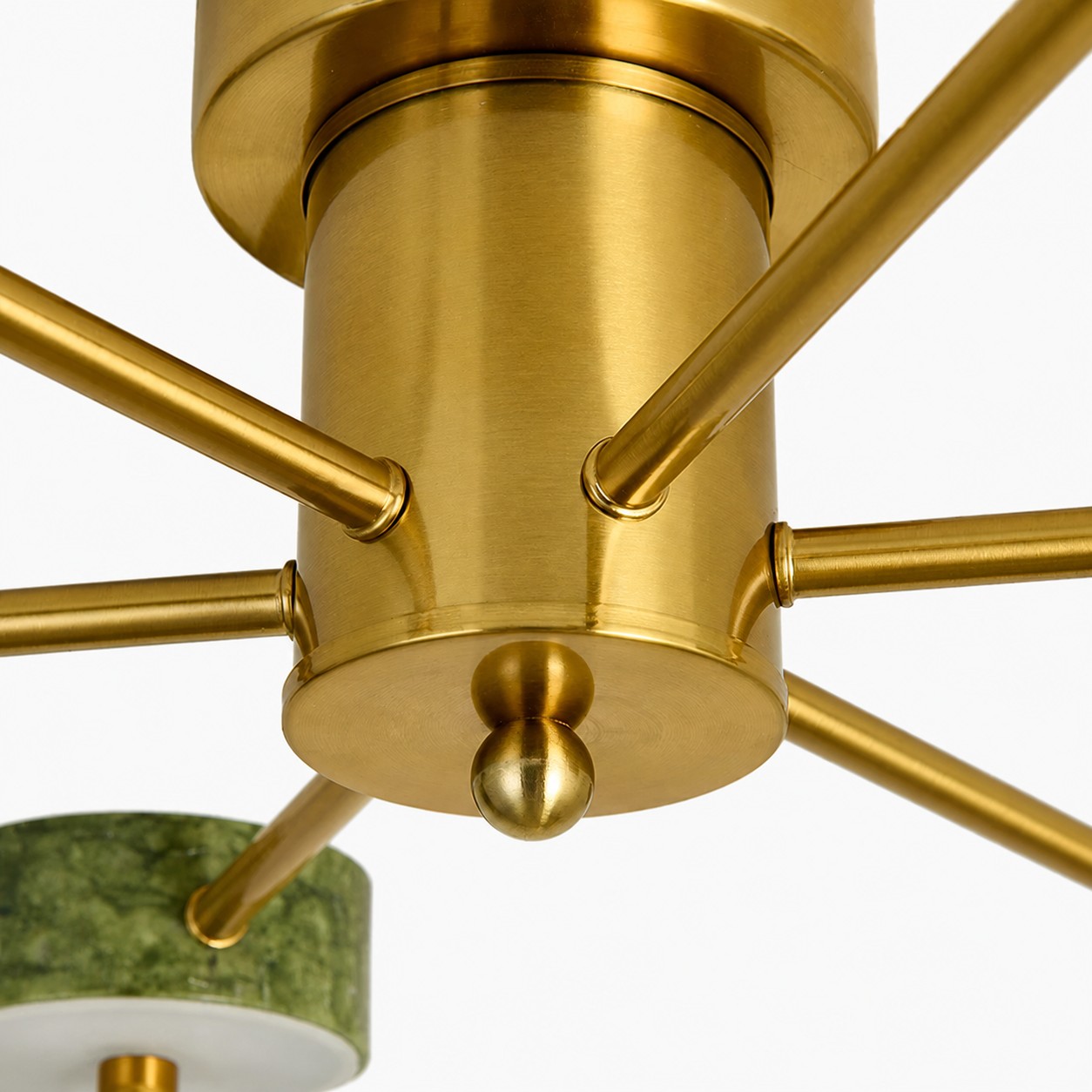 Detailopname van het warme metalen middenstuk en de radiale armen.