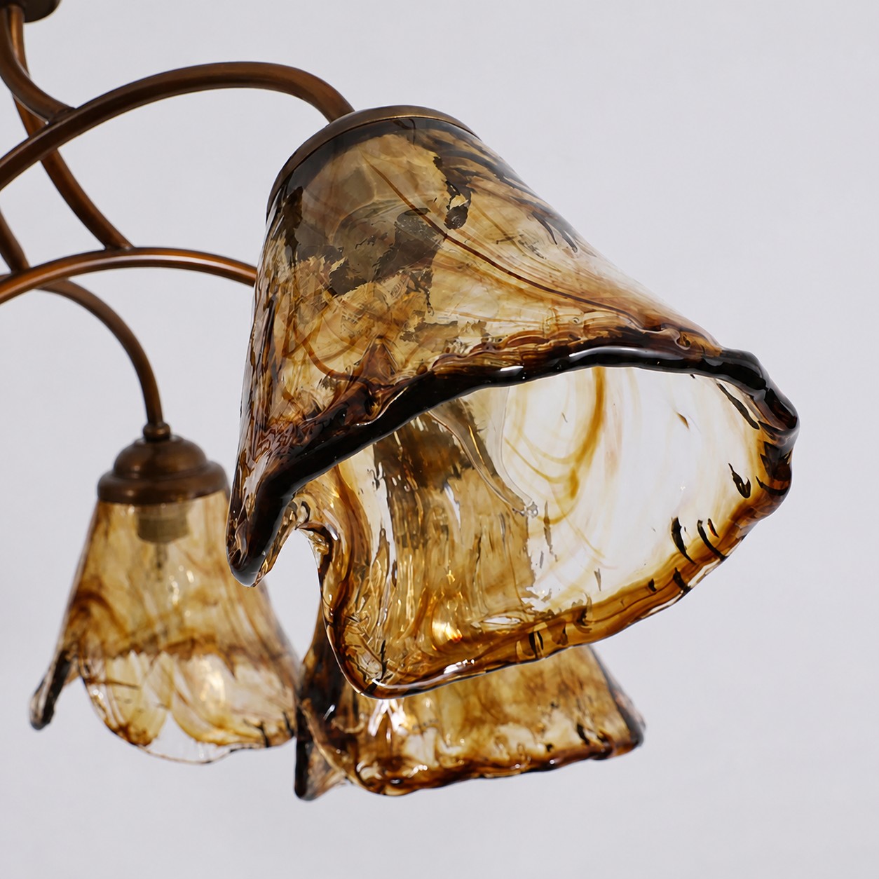 Handvormige kroonluchterkap van amberkleurig glas