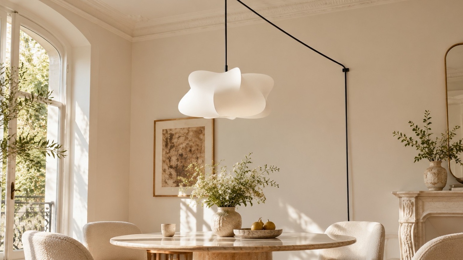 Lampadario a sospensione bianco spento che mostra il suo paralume dalla texture delicata e i contorni scultorei.