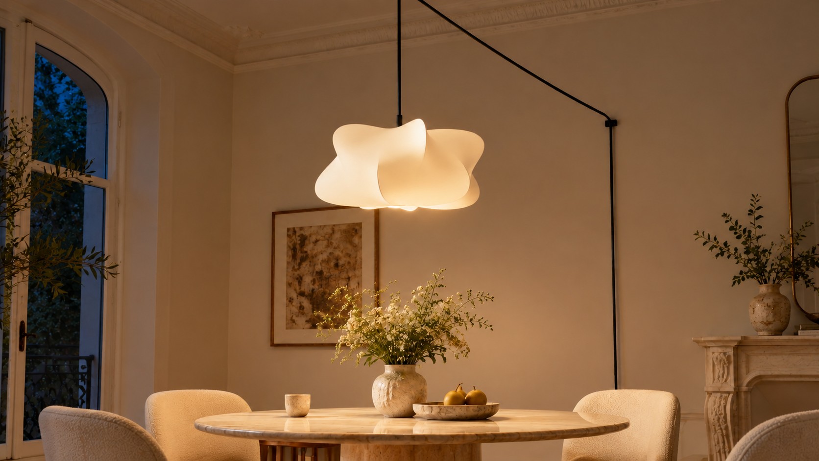 Lampadario scultoreo illuminato dalle curve sinuose e dalla luce calda