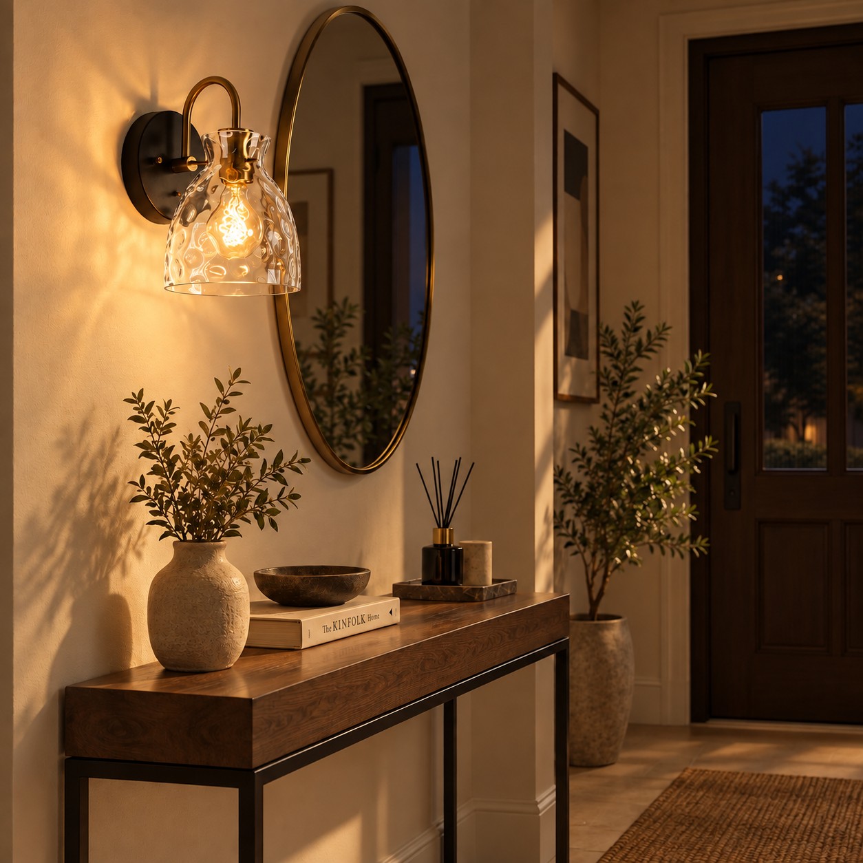 Escena de entrada con aplique de pared de vidrio texturizado.