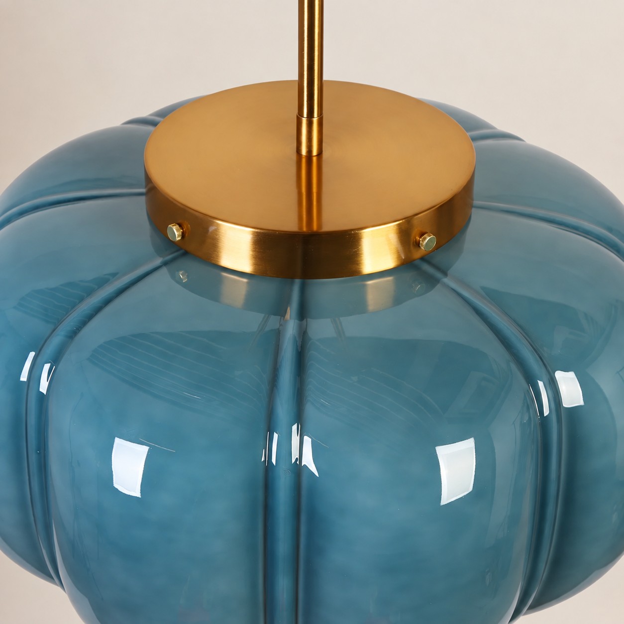 Messingfarbene Schirmkappe und blaues Glas