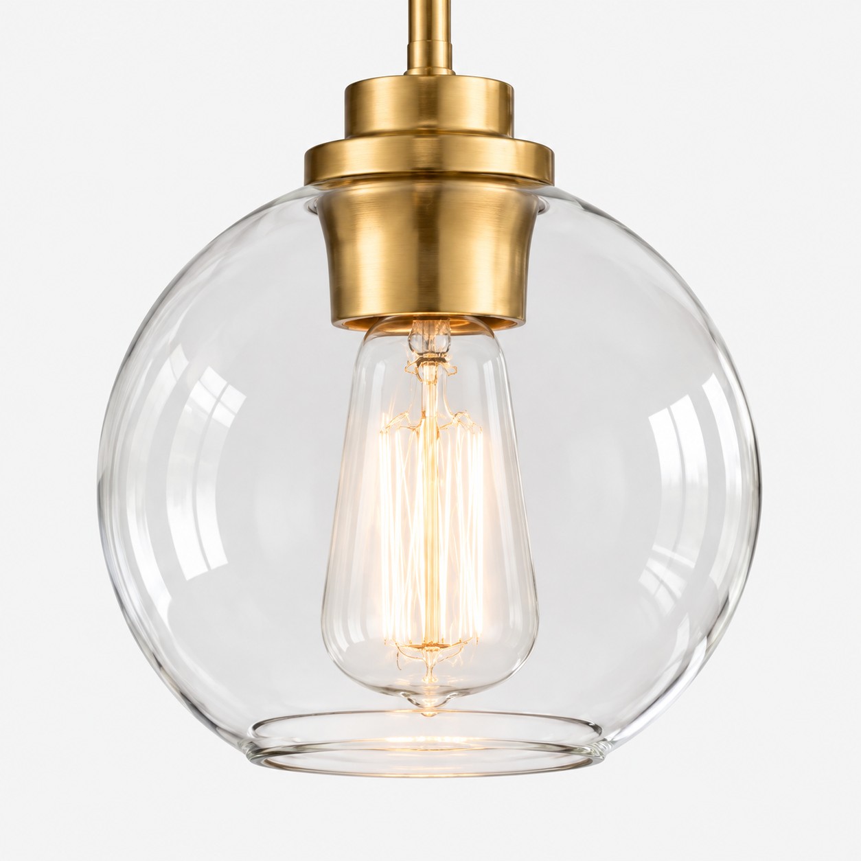 Suspension en verre transparent éclairée en gros plan