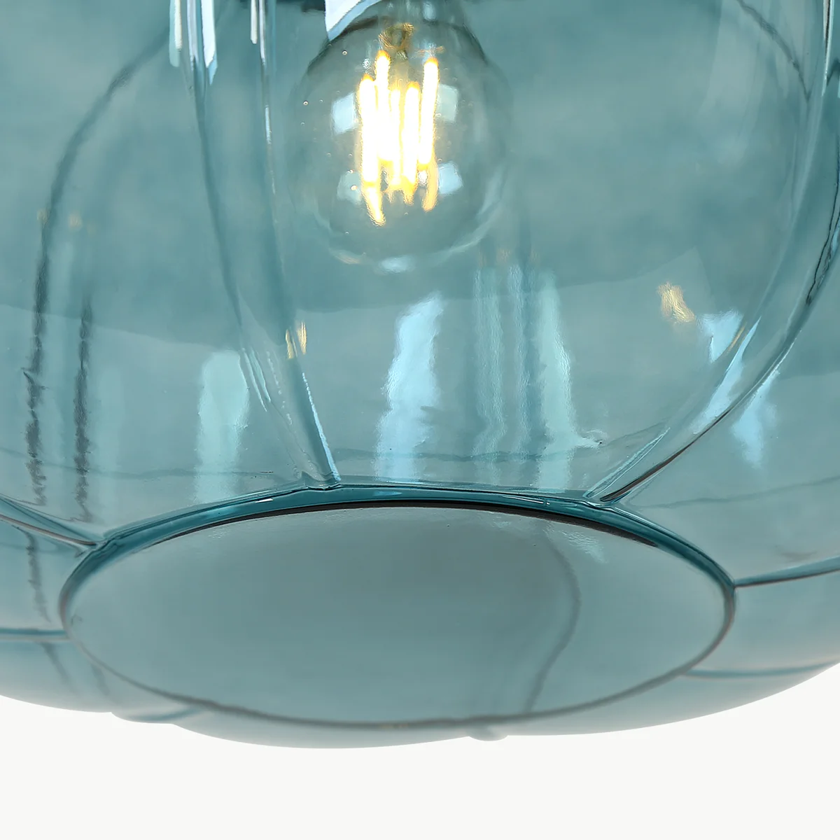 Blauer Glasschirm von unten gesehen