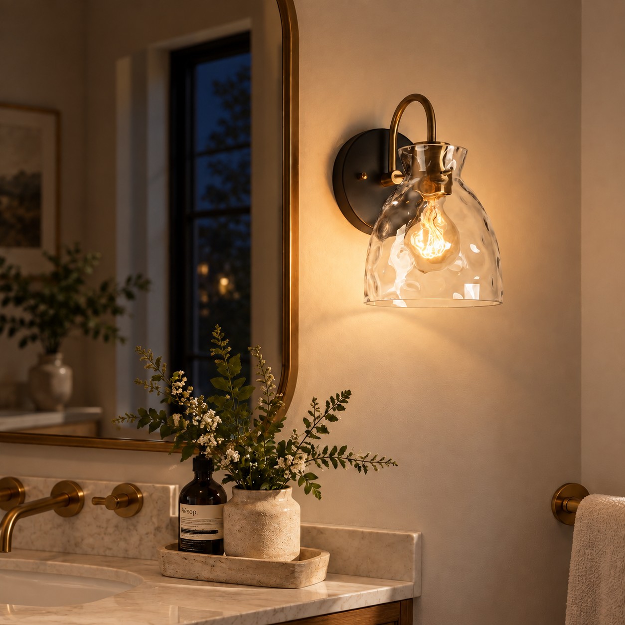 Escena de baño con aplique de pared de vidrio texturizado.