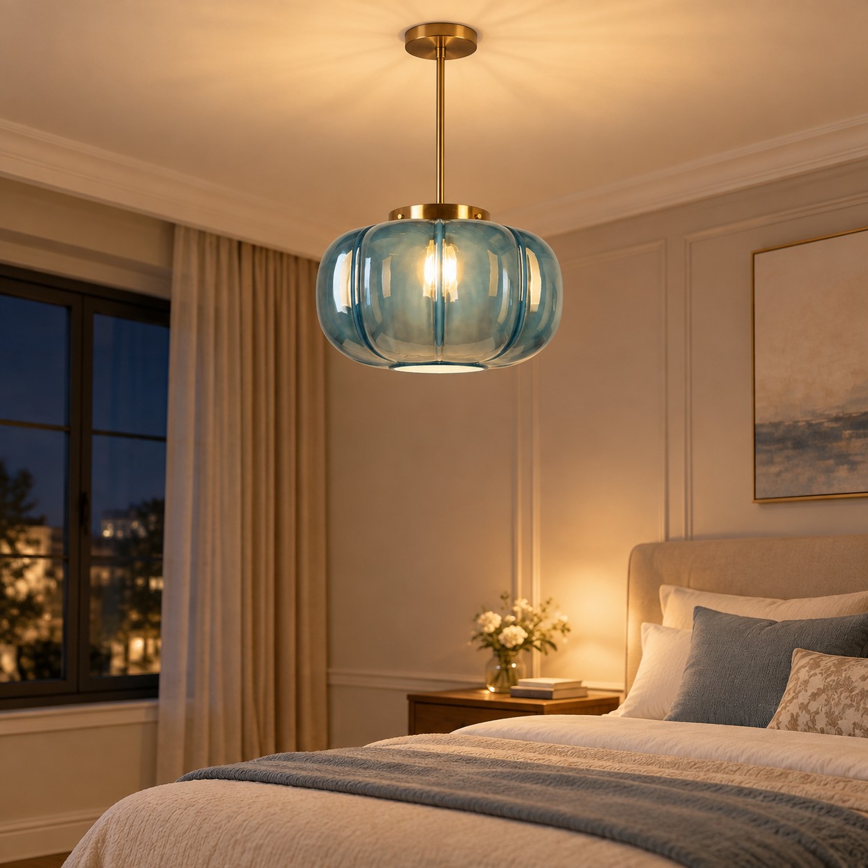 Hängeleuchte aus geripptem Glas in einem Schlafzimmer