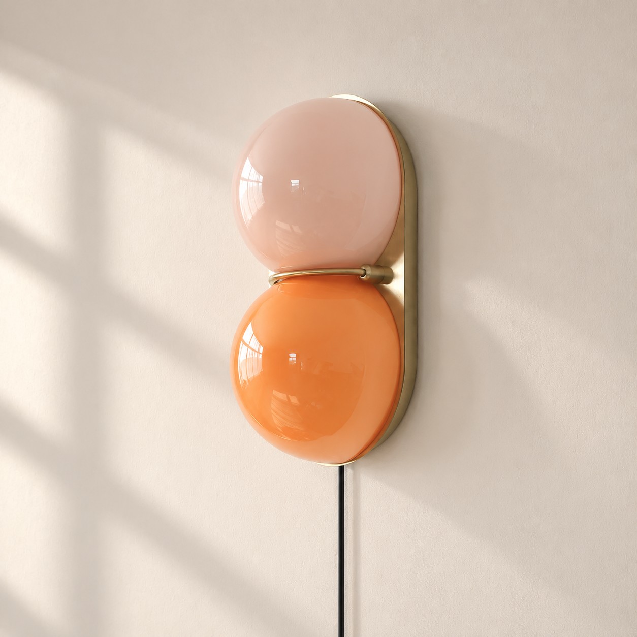 Kupfermetall mit orange-rosa Glaskugeln