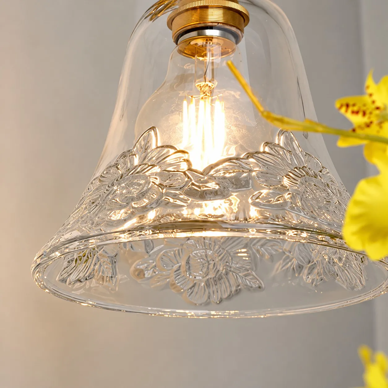 Lampada a sospensione con vaso di fiori in dettaglio