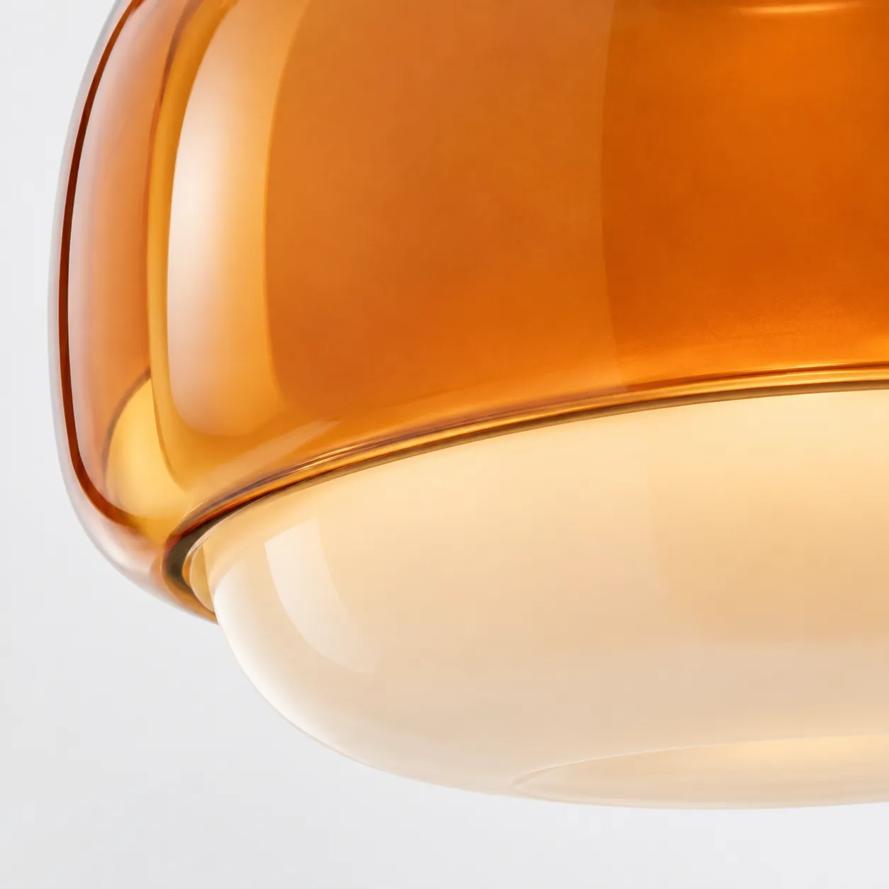Detailansicht des geschichteten bernsteinfarbenen Harzes und des abgerundeten Glasdiffusors