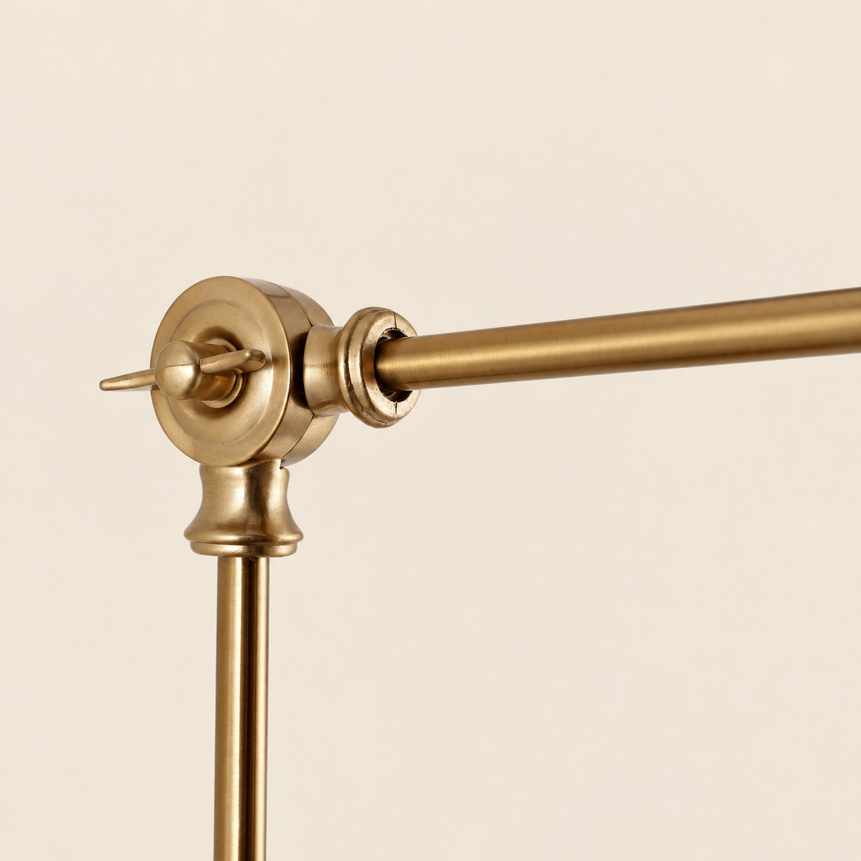 Close-up van het gouden zwenkarmgewricht en de afstelknop
