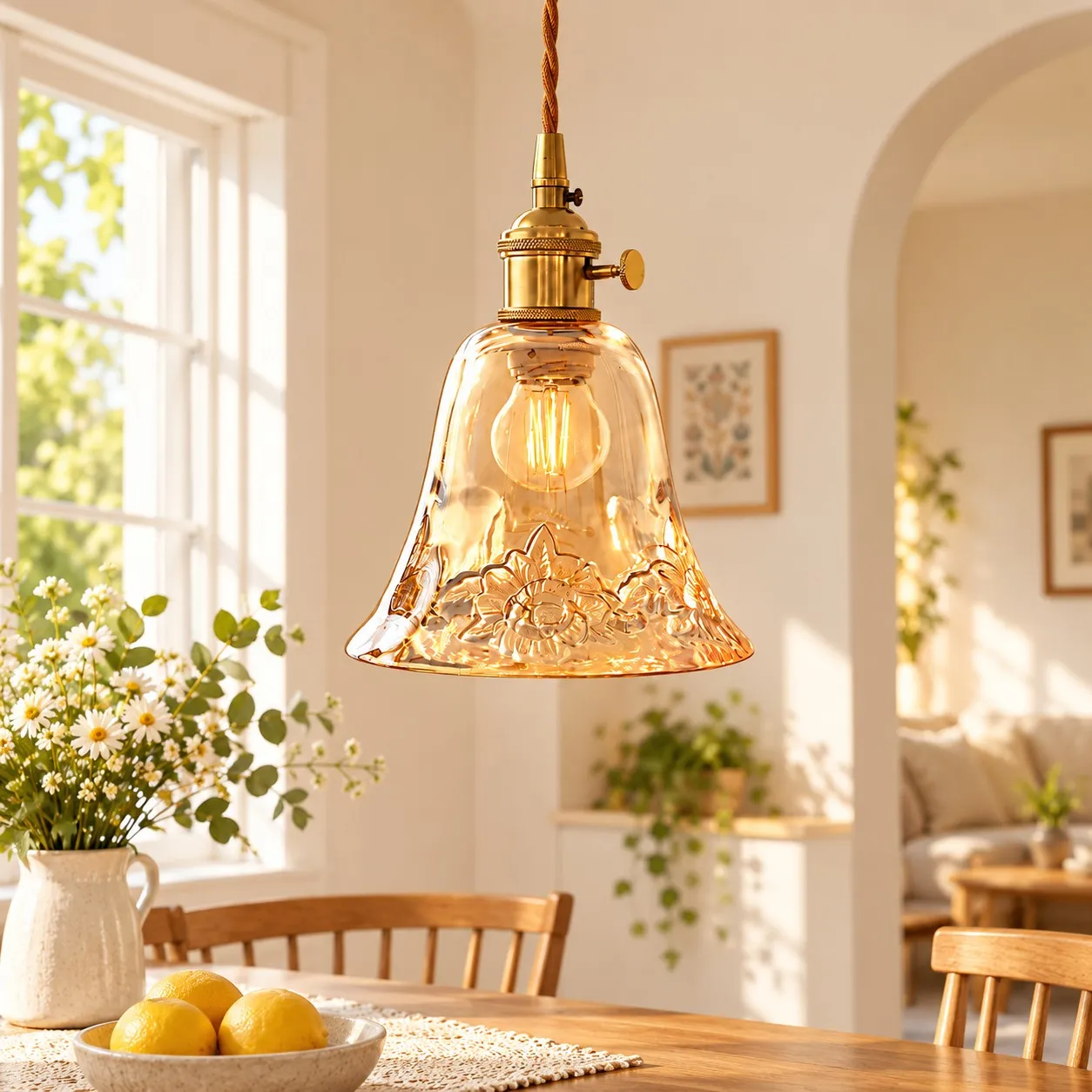 Lampada a sospensione con vaso di fiori in vetro in un ambiente interno.