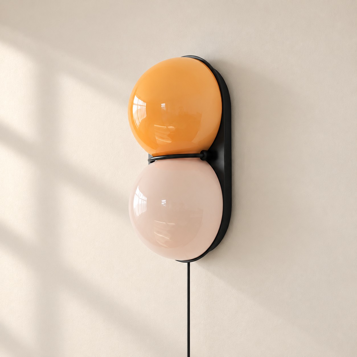 Schwarzes Metall mit orange-rosa Glaskugeln
