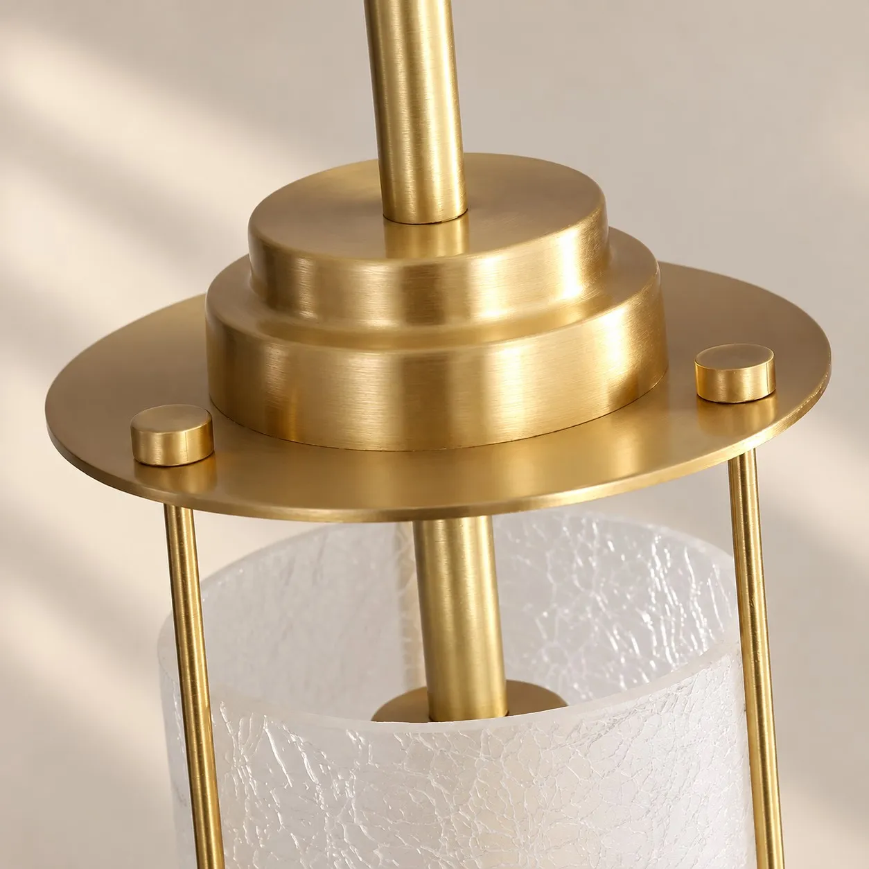 Hanglamp van matglas in detail