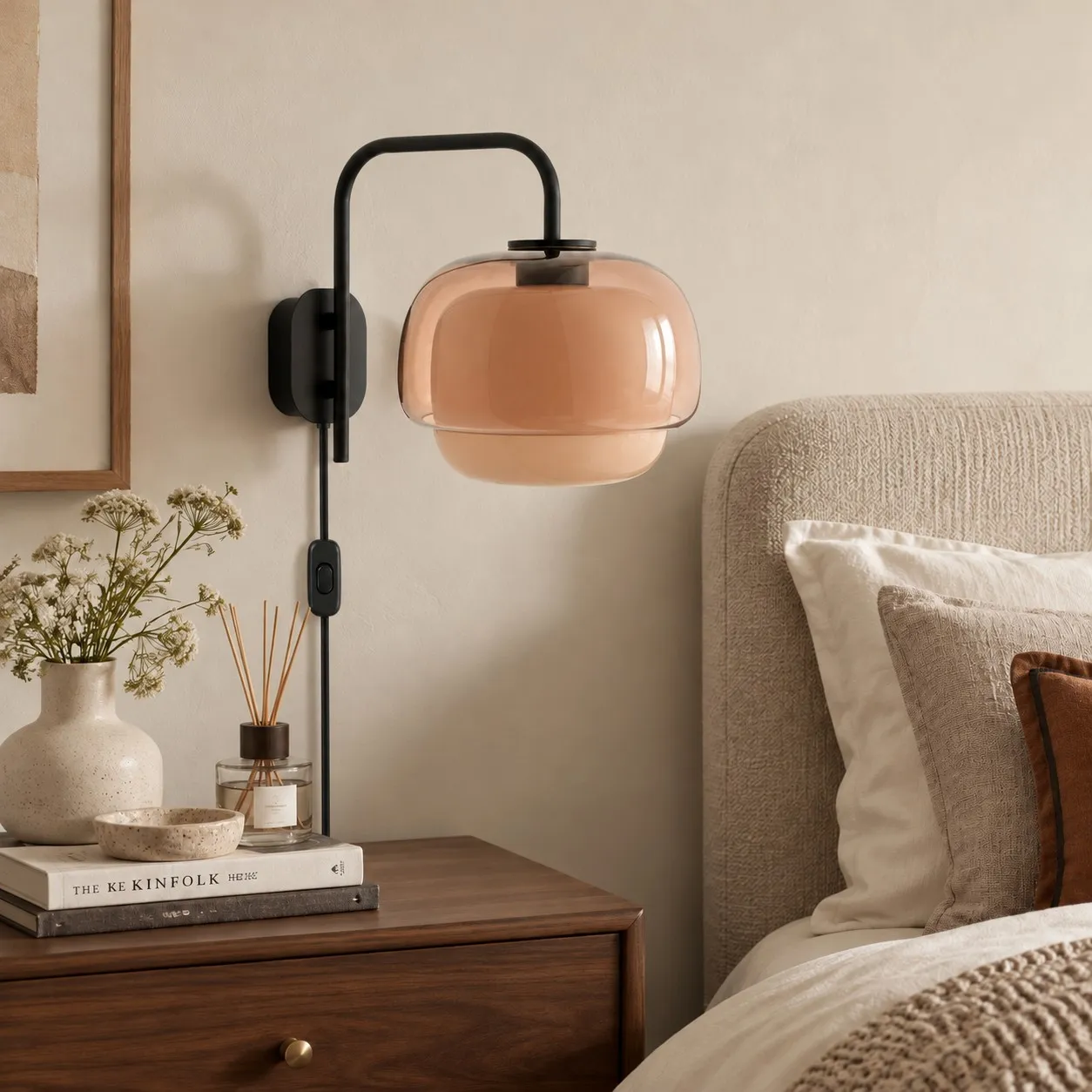 Pfirsichblütenförmige Wandlampe aus Kunstharz neben einem Bett