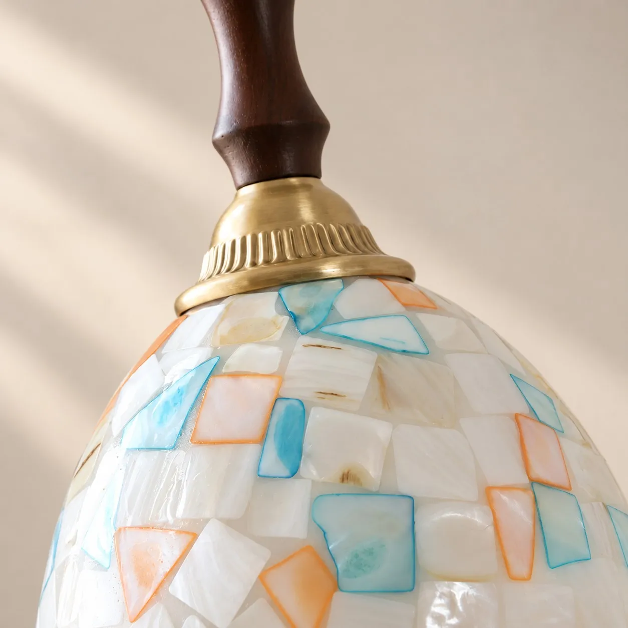 Muschelglas-Pendelleuchte im Detail