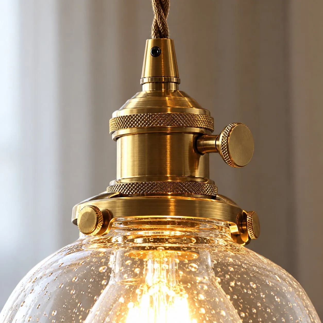 Lampada a sospensione in vetro e ottone in dettaglio