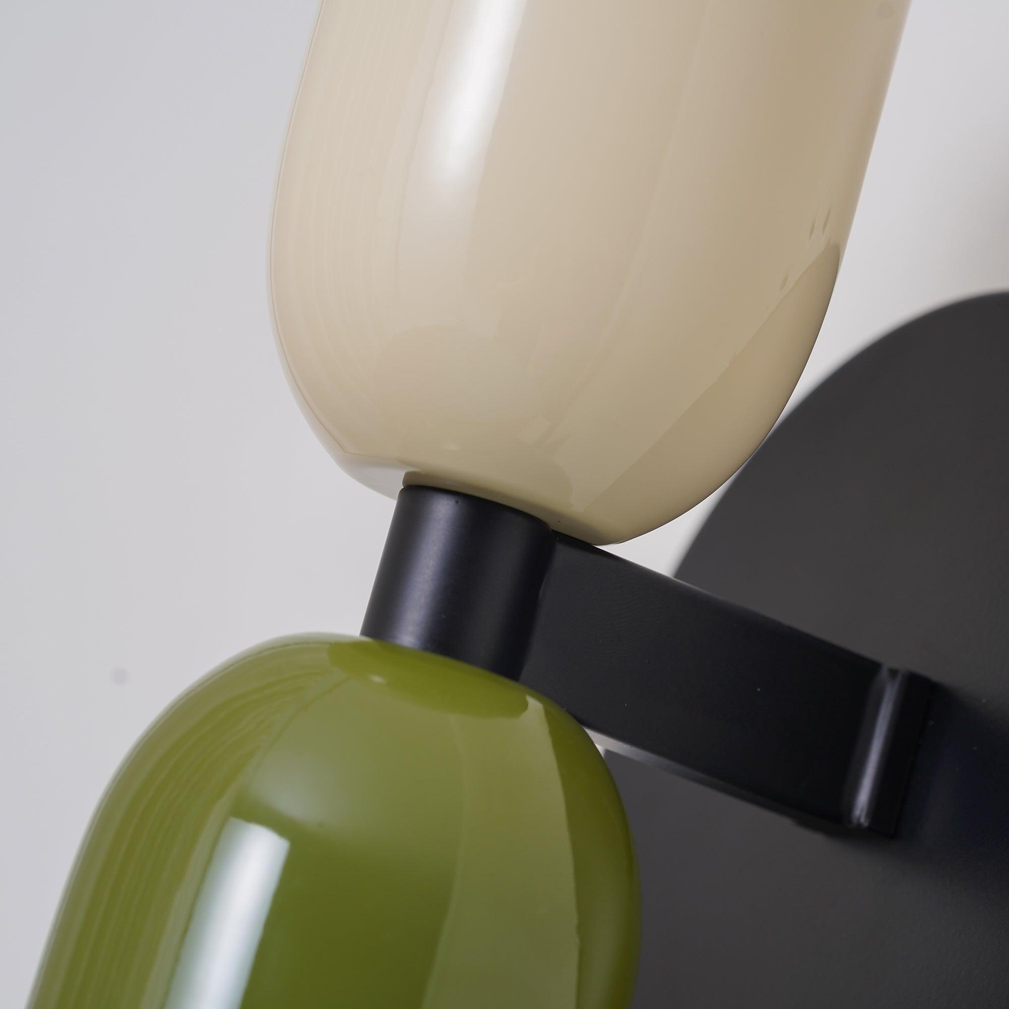 Detailansicht der Couleur Doppel-Steckdosenwandleuchte mit Steckerkabel und Schalter.