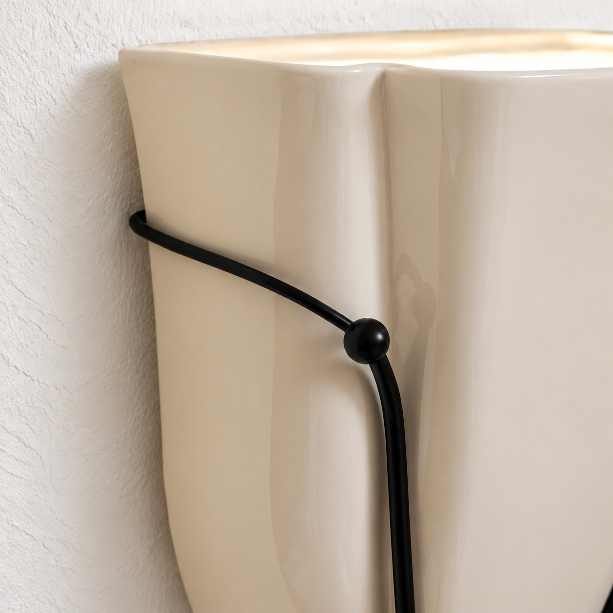 Rzeźbiony klosz ceramiczny