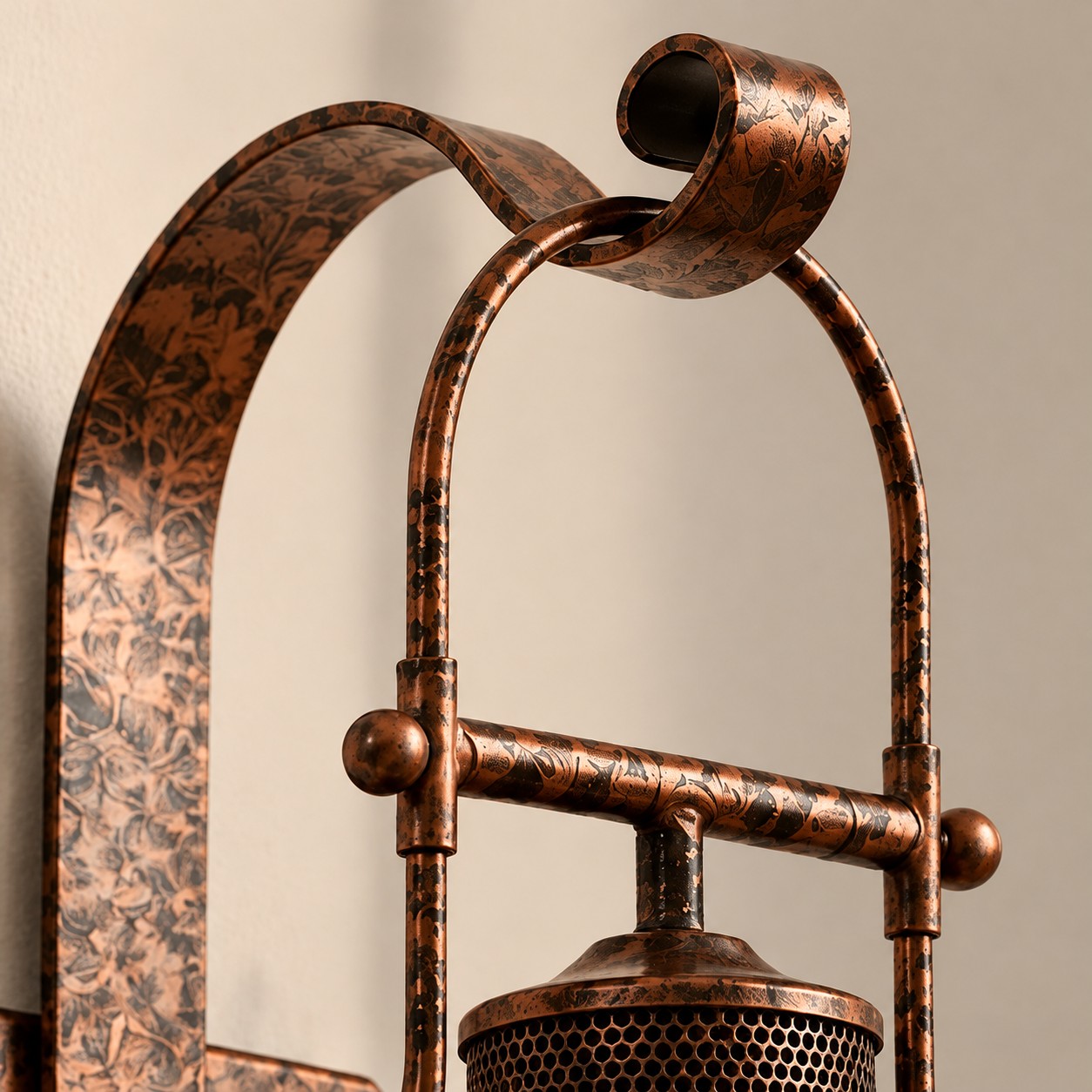 Nahansicht der gehämmerten Kupferranke und der floralen Metallarbeit