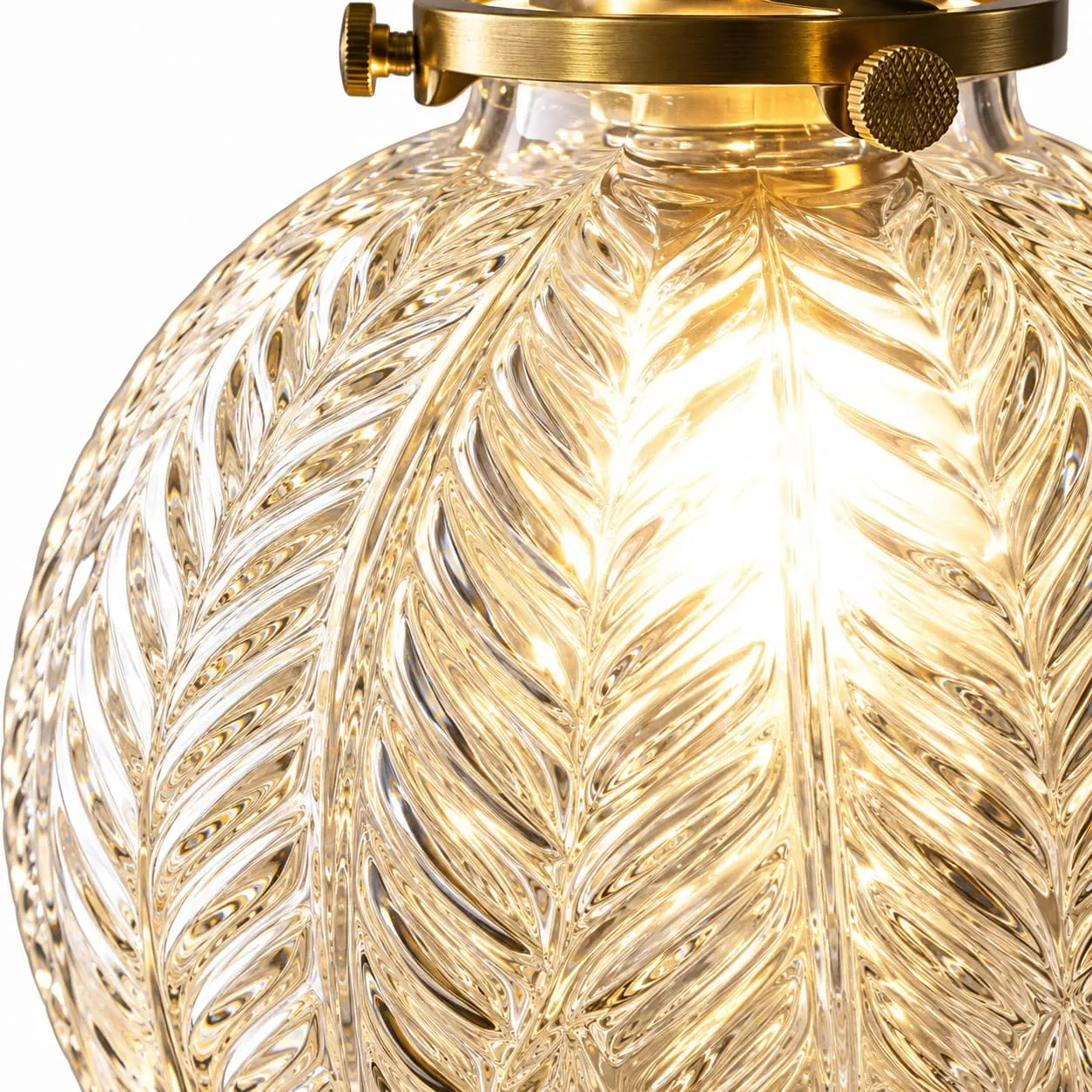 Detailansicht der Pendelleuchte aus Glas mit Blattstruktur