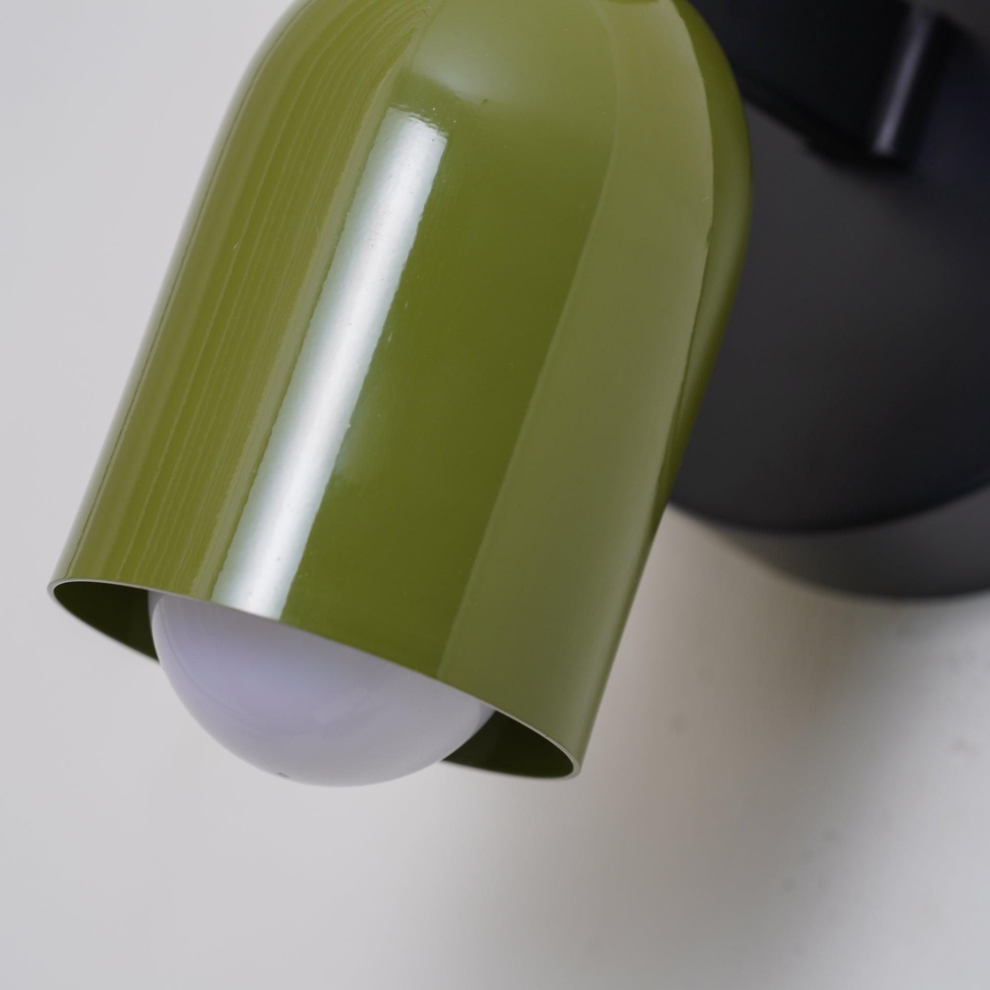 Detailansicht der Couleur Doppel-Steckdosenwandleuchte mit dem glatten, farbigen Schirmrand.