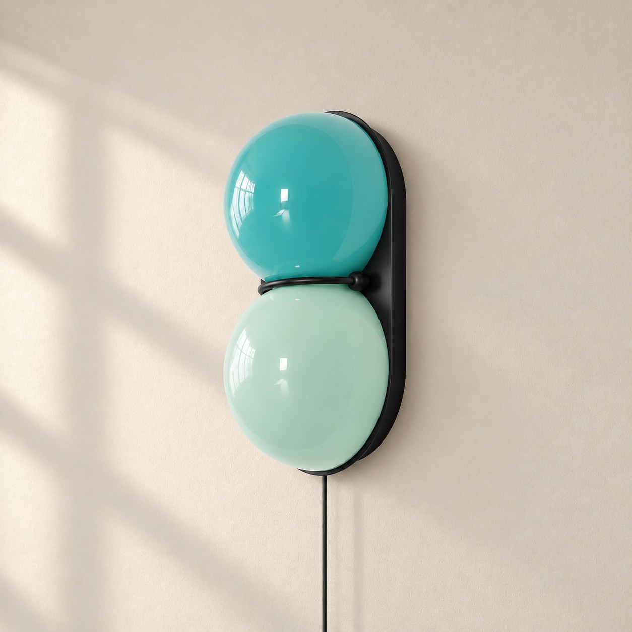 Schwarzes Metall mit blauen Glaskugeln