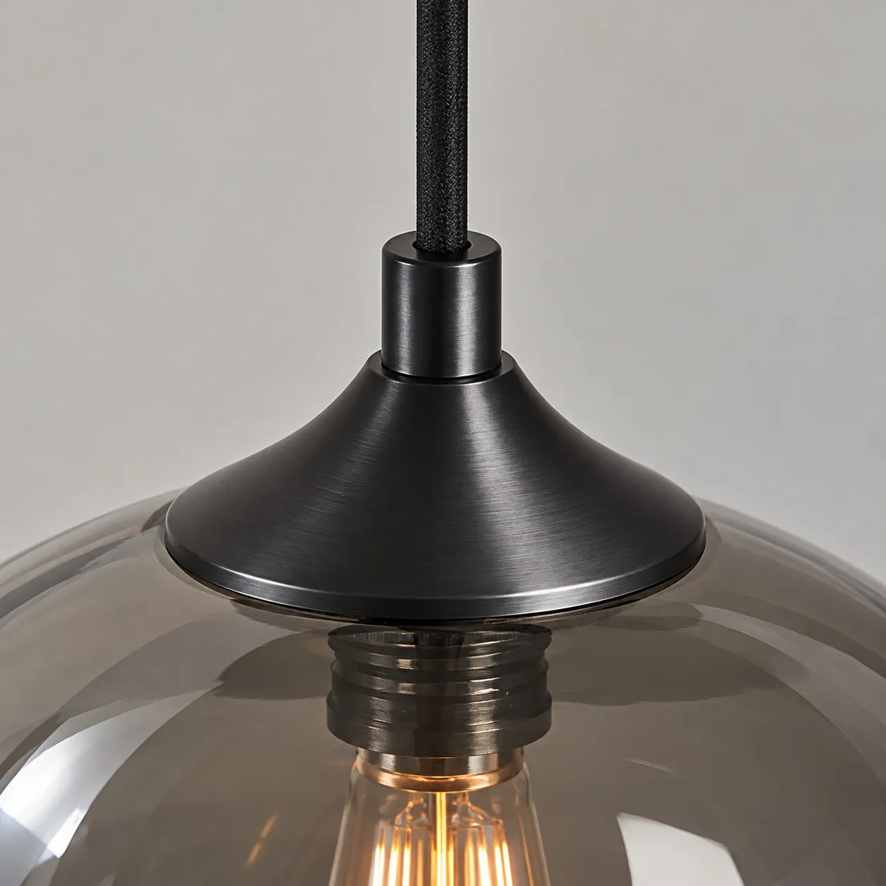 Hanglamp met glazen bol in detail