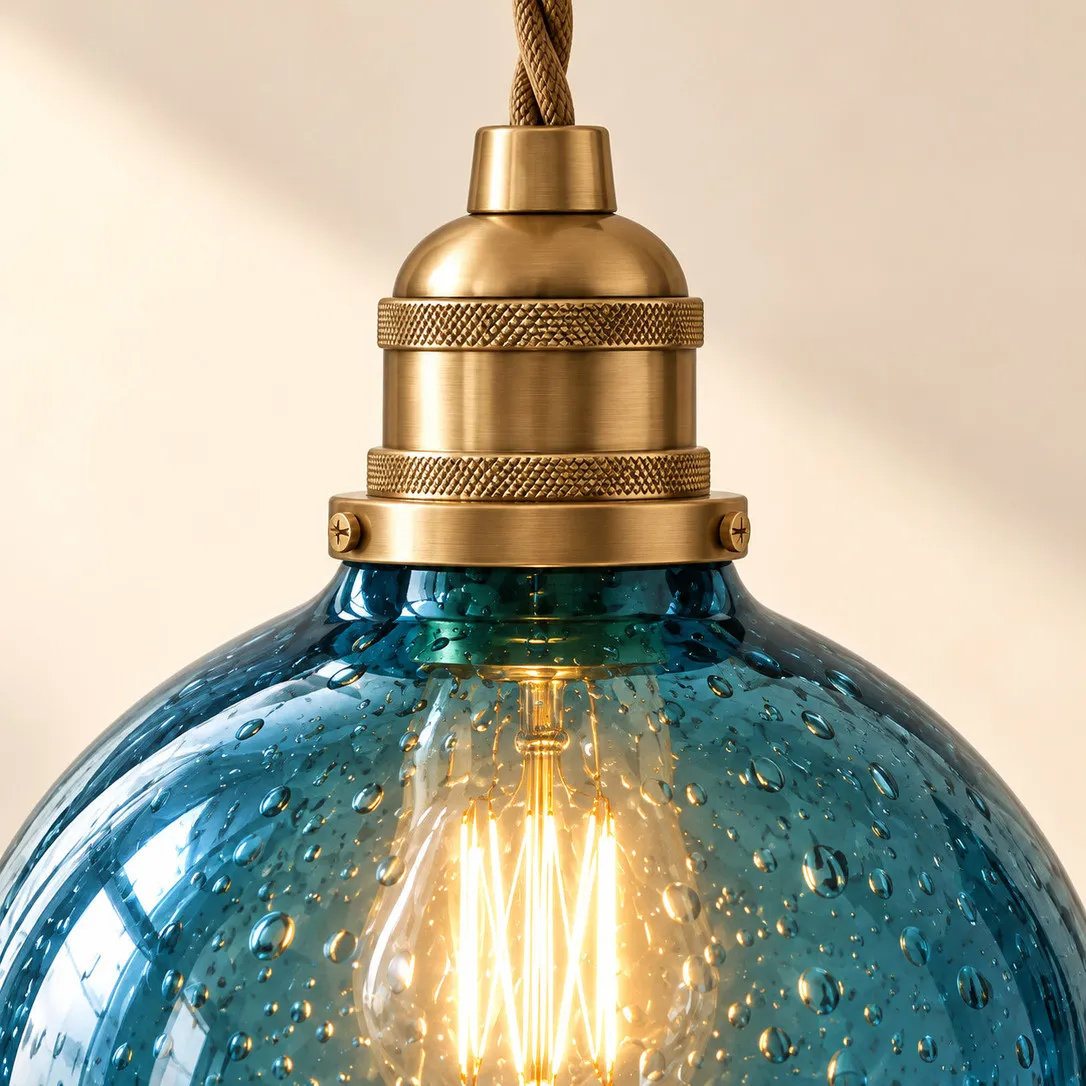 Lampadario a sospensione in vetro scanalato nel dettaglio