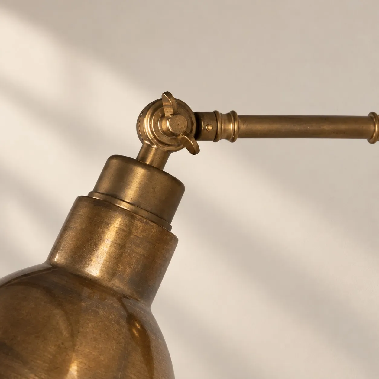 Verstelbare messing wandlamp in detail